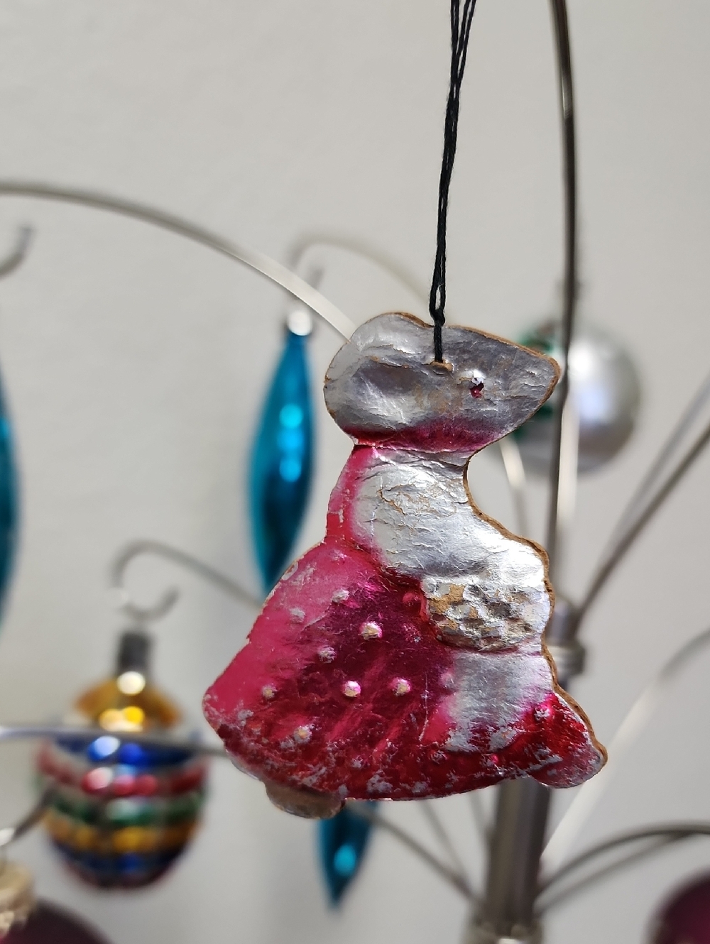 Christmas Ornament Jewelry Tree, With 15 Assorted Vintage Ornaments! - Picture 4 of 16